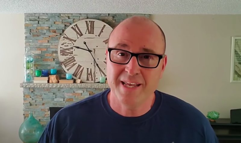 I vissa klipp läser han även godnattsagor. Bildkälla: Youtube I vissa klipp läser han även godnattsagor. Bildkälla: Youtube